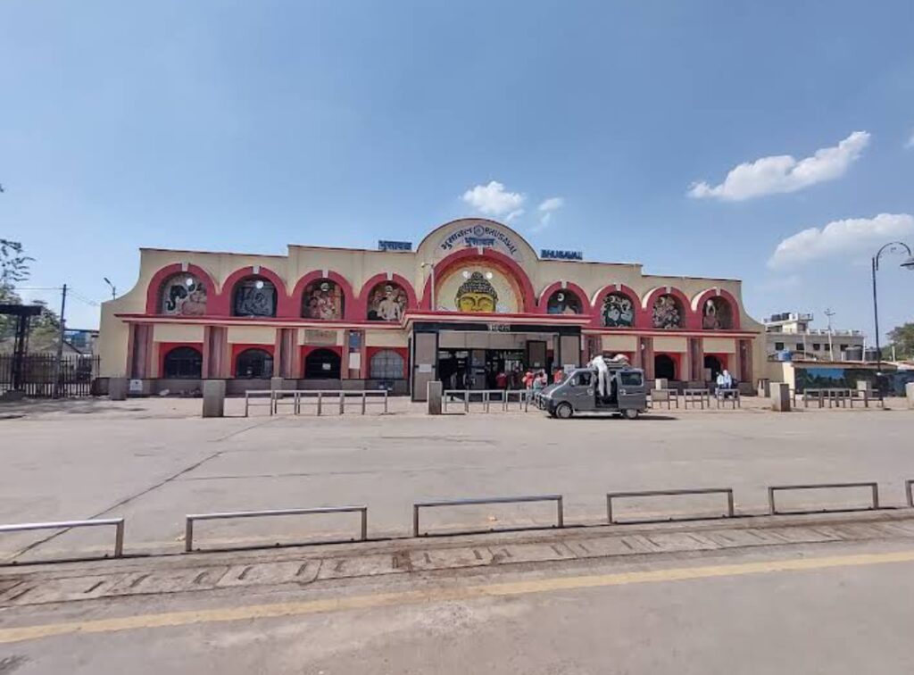 Bhusawal City Famous Food street food near railway junction